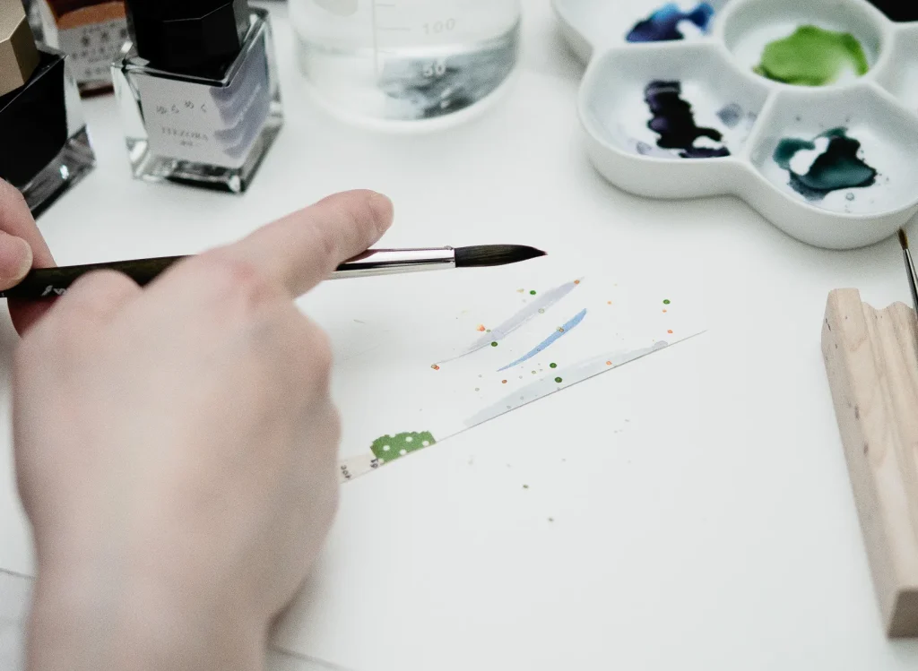 インクを含んだ筆を叩く