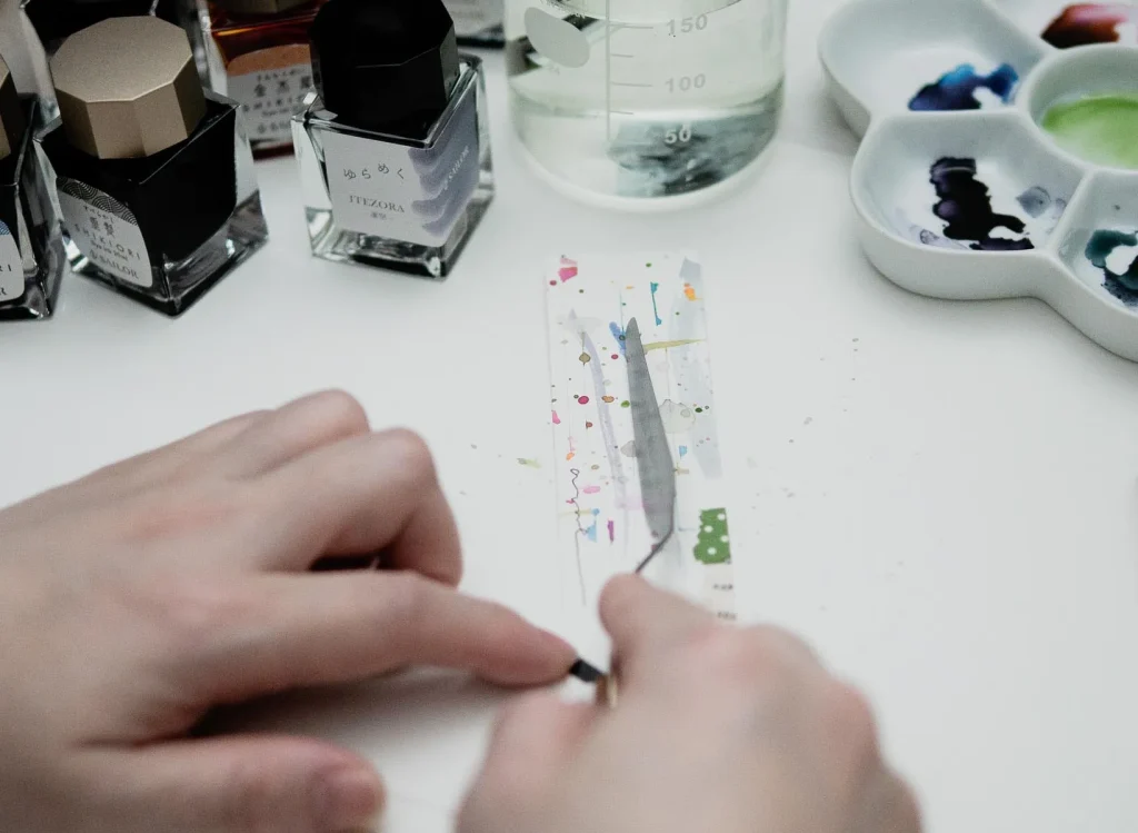 ペインティングナイフでインクを引き伸ばしている様子。
