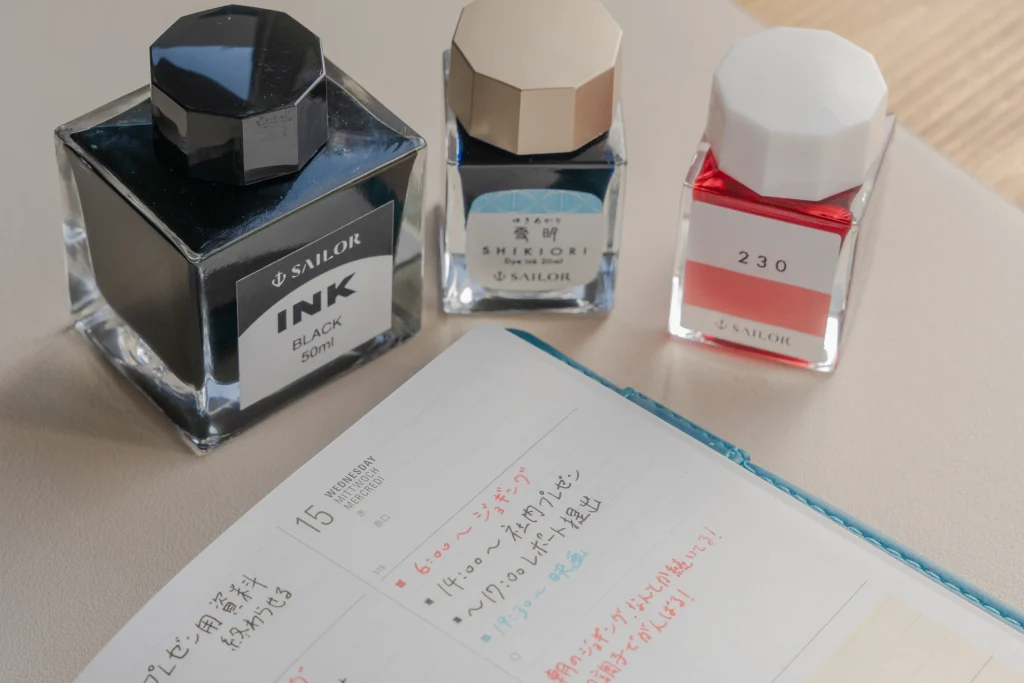 『ブラック』『SHIKIORI ―四季織― 雪明』『インク工房230』の3色の組み合わせ