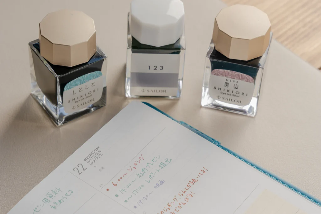 『SHIKIORI ―四季織― しとしと』『インク工房123』『SHIKIORI ―四季織― 奥山』の3色の組み合わせ