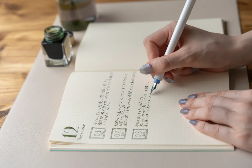 日記を書いている様子