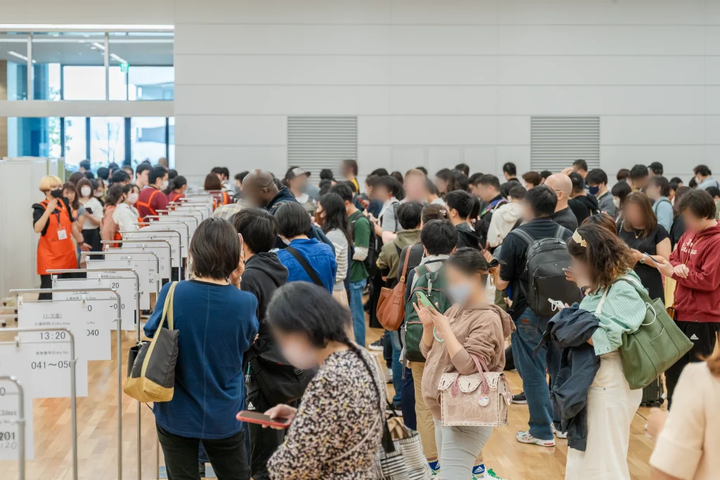 会場を待つ来場者の皆さん