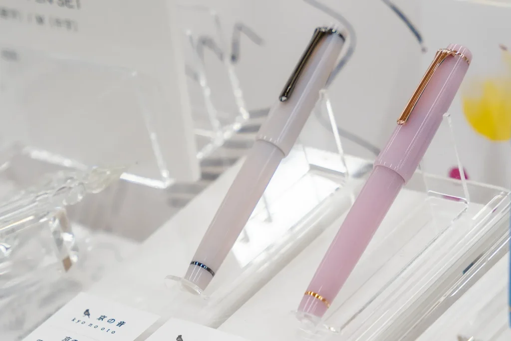 『薄雲』のインクカラーをもとに、ボディーにラメ入偏光パールを使用した万年筆『京の音 | 薄雲万年筆』