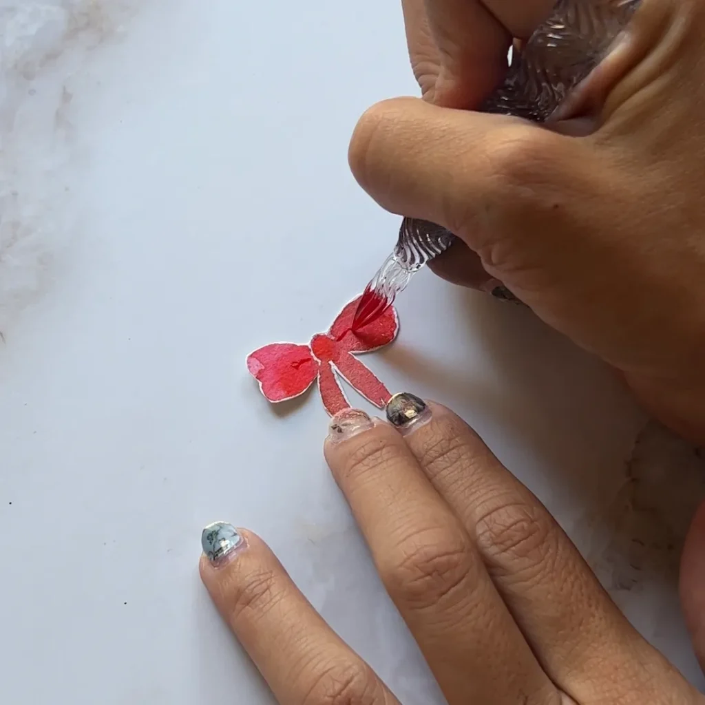 リボンを描いている写真２