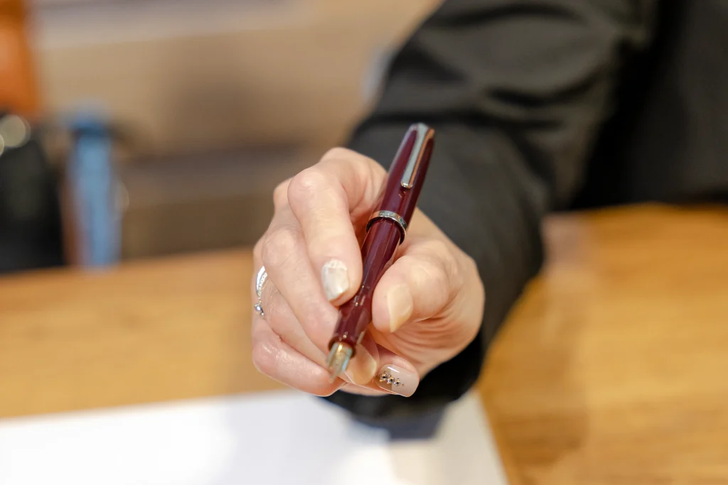 先生が正しい持ち方を見せてくれている