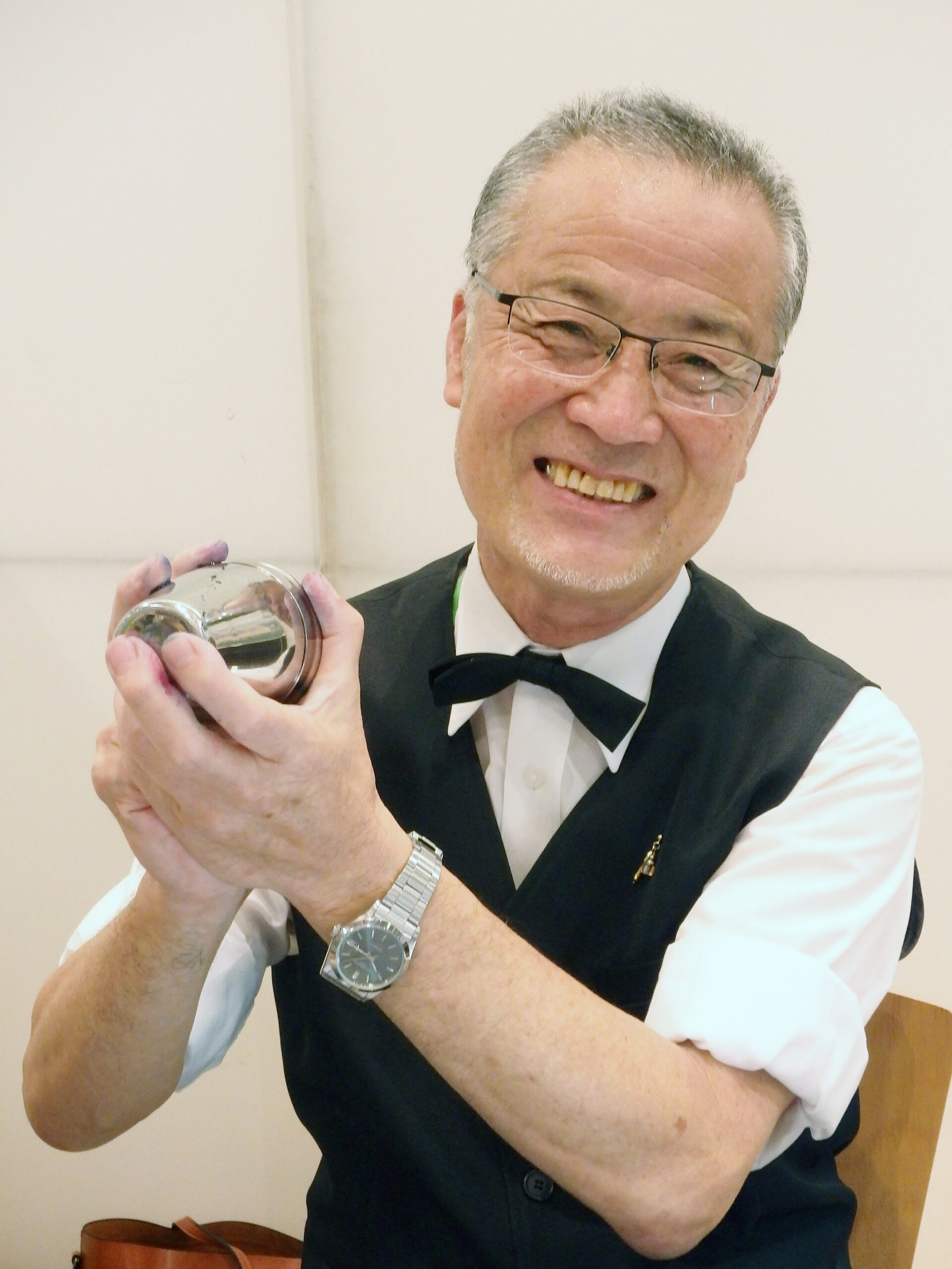 バーテンダースタイルの石丸さんの写真