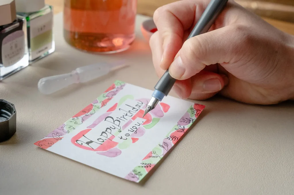 メッセージを描いている様子