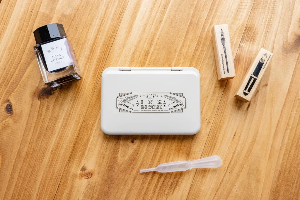 INK BIYORIとインク、スタンプ、スポイトが並んだ写真
