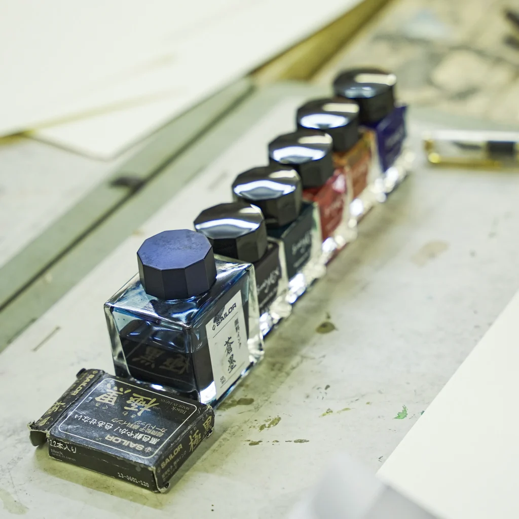 使用したインクの容器が並んでいる写真