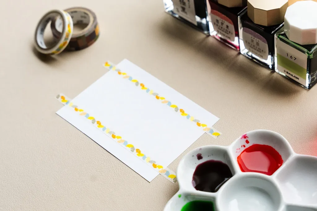 カードの上下をマスキングしている様子