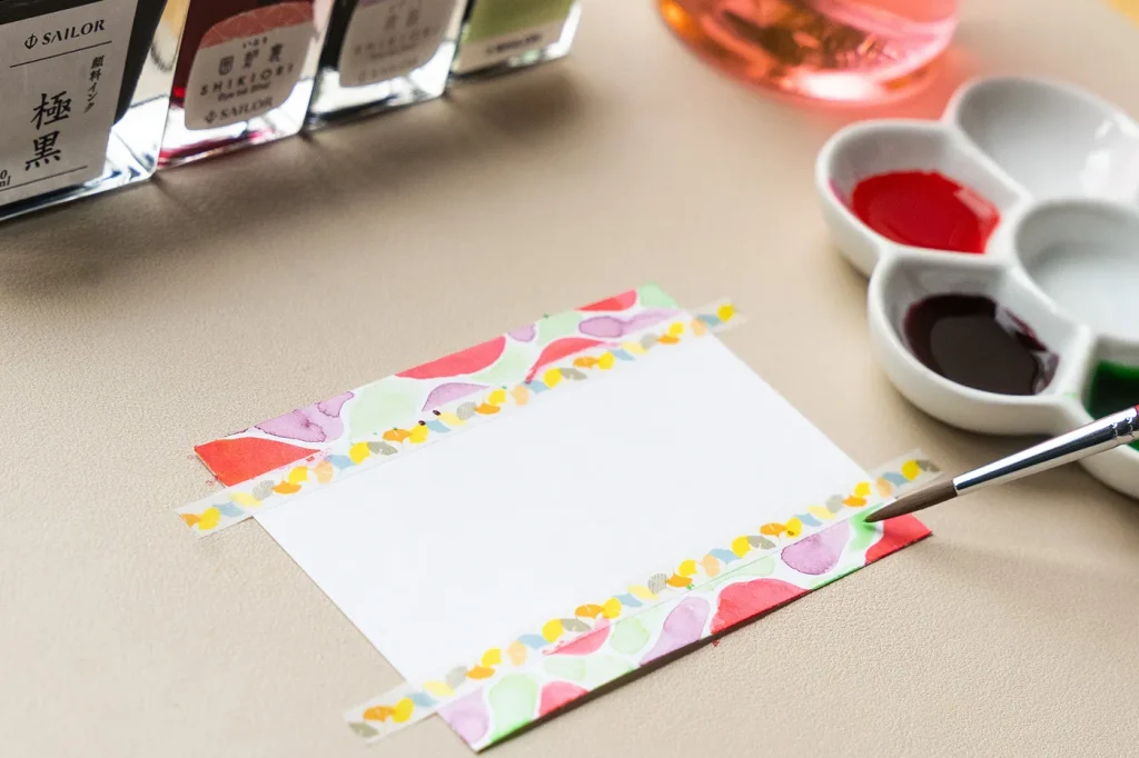 カードの上下に模様を描いている様子