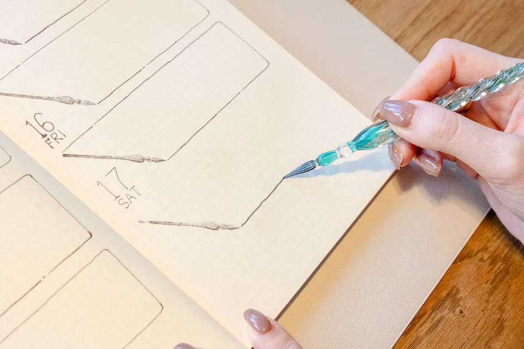 スタンプにちょい足しで日記のフレームを書いている様子