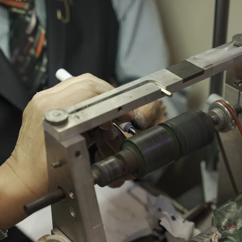 つけペンの研ぎ作業風景1