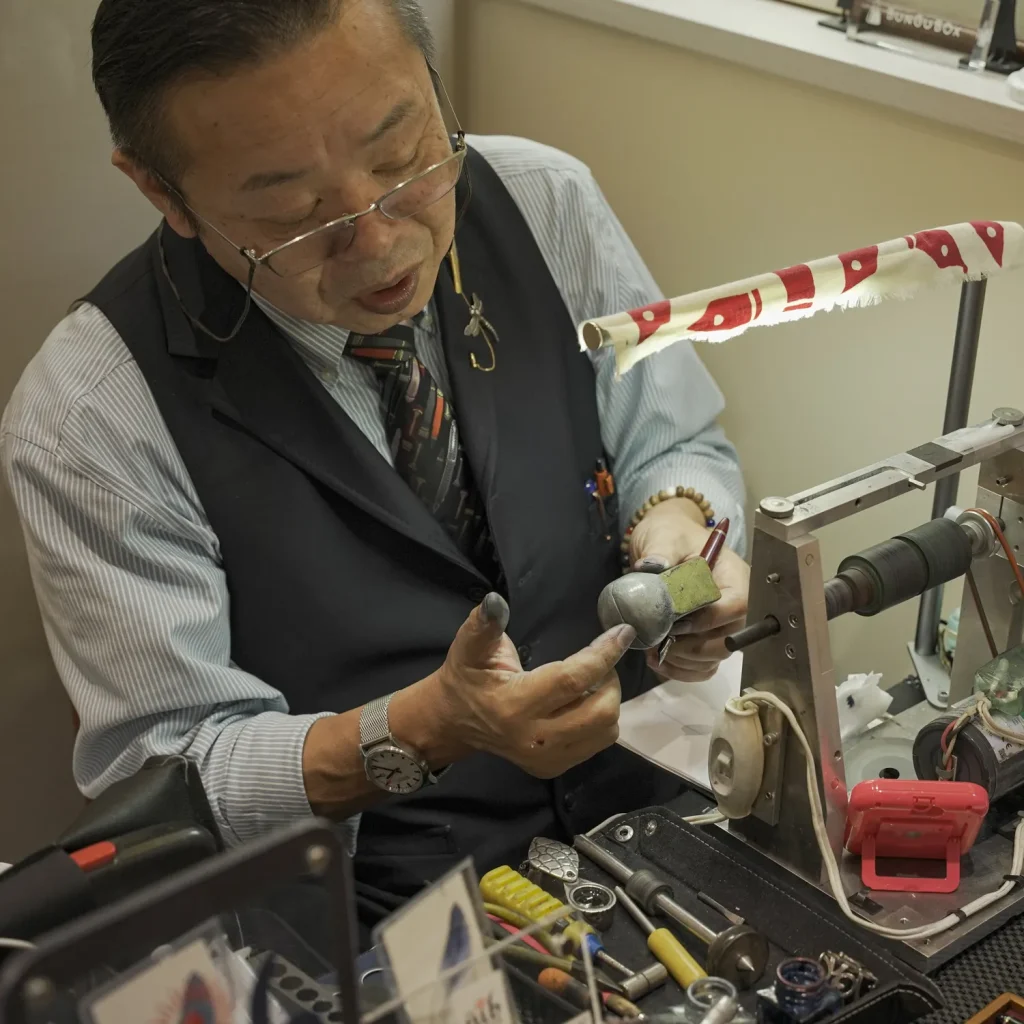 万年筆の研ぎ作業風景4