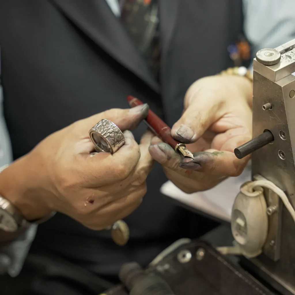 万年筆の研ぎ作業風景3