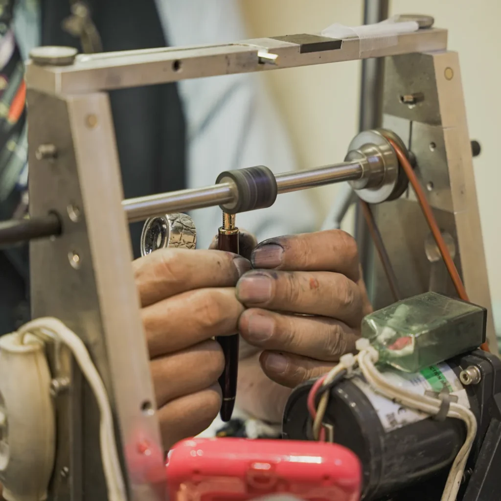 万年筆の研ぎ作業風景2