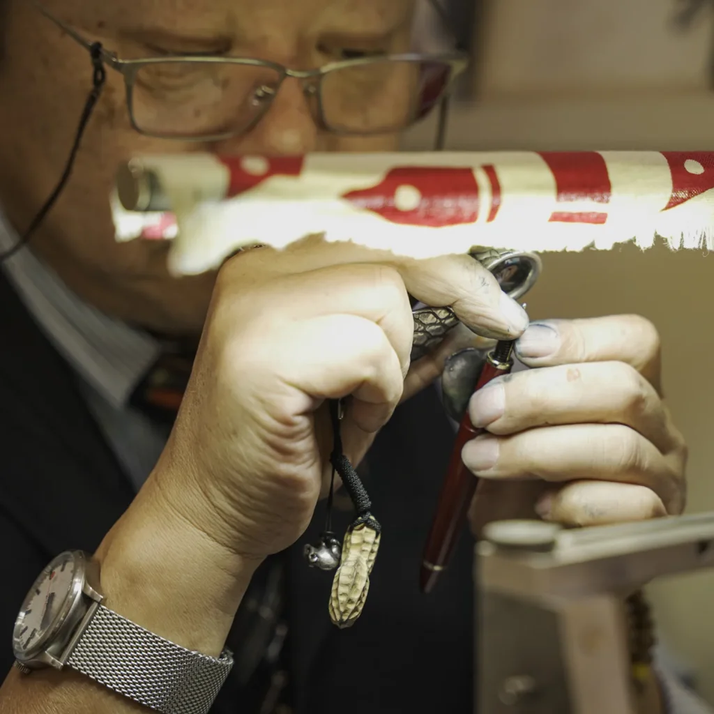 万年筆の研ぎ作業風景1