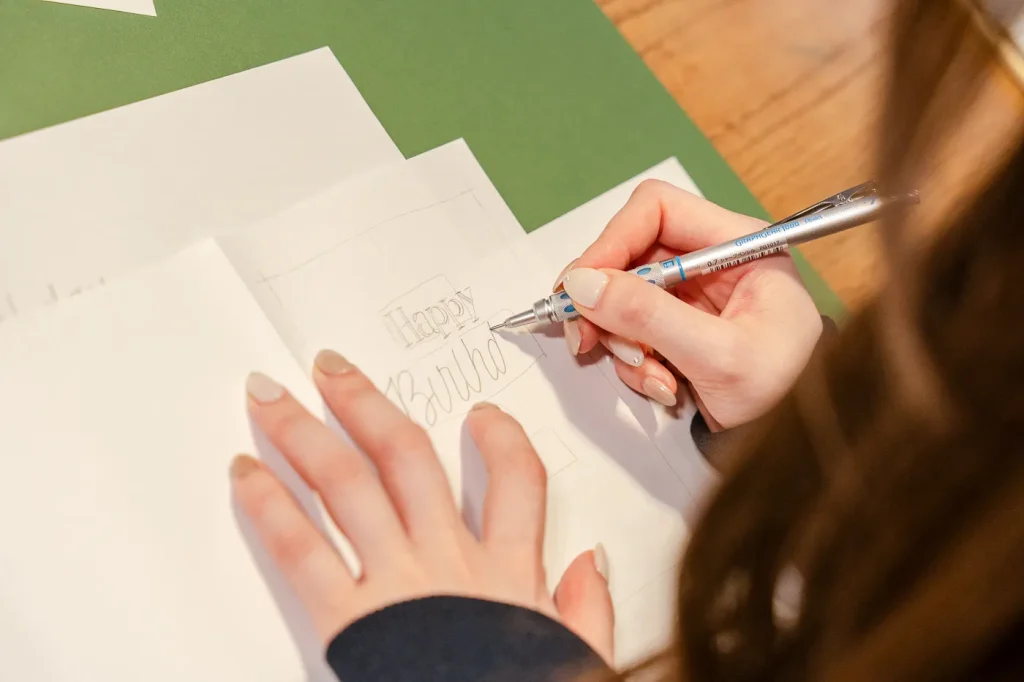 下書きをしている様子