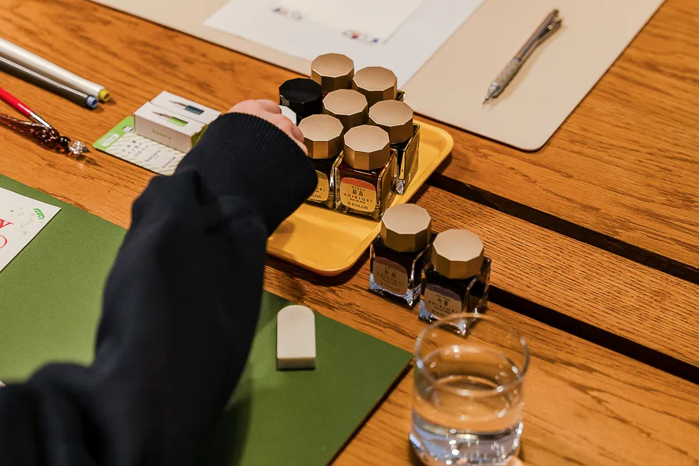 配色を考えている様子