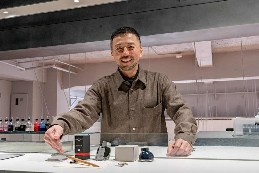 愛用品を紹介している広瀬さん