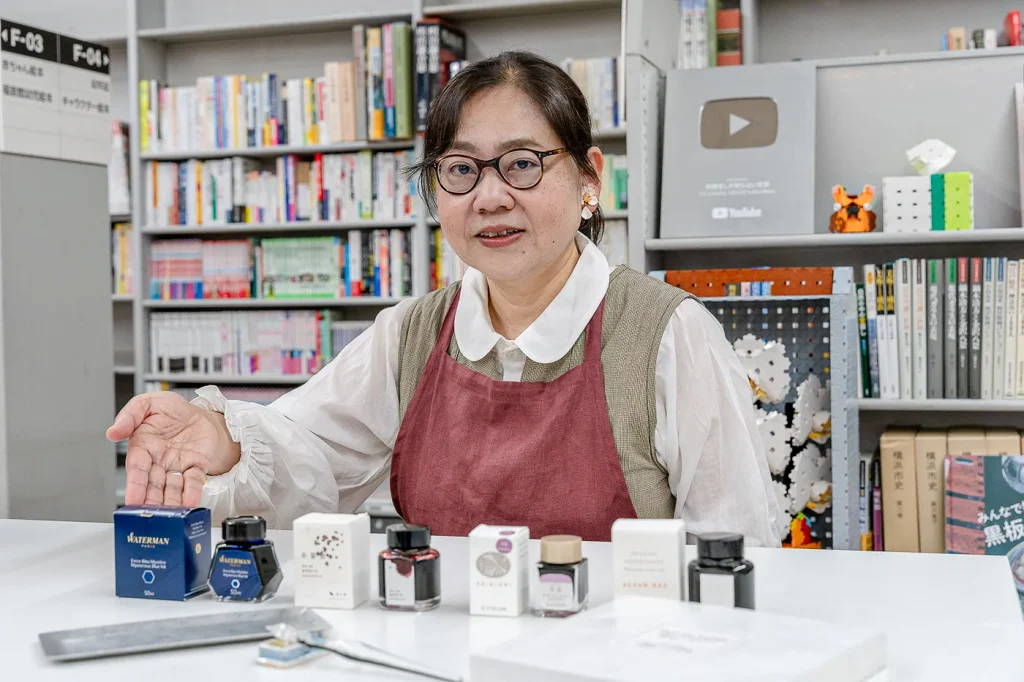 愛用品を紹介している岡﨑さん