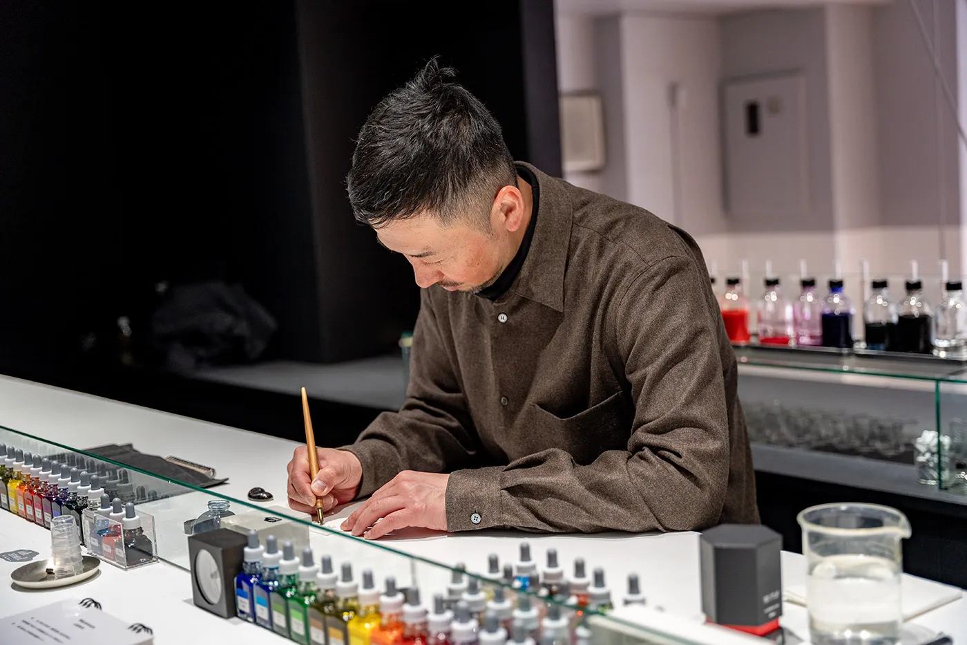 書いている広瀬さん