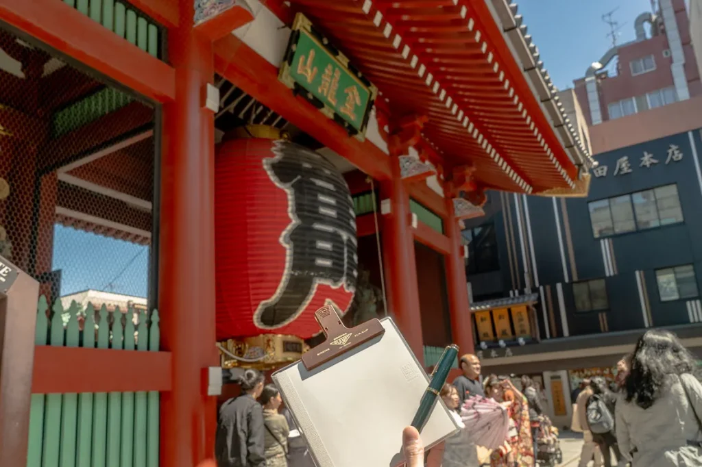 雷門とノート、万年筆の写真