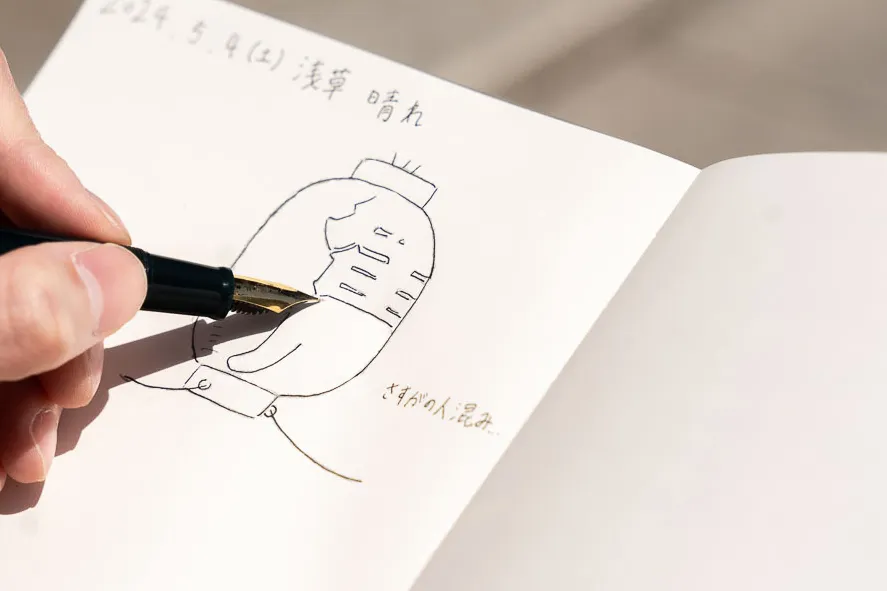 雷門をスケッチしている様子