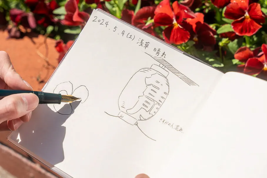 ビオラをスケッチしている様子