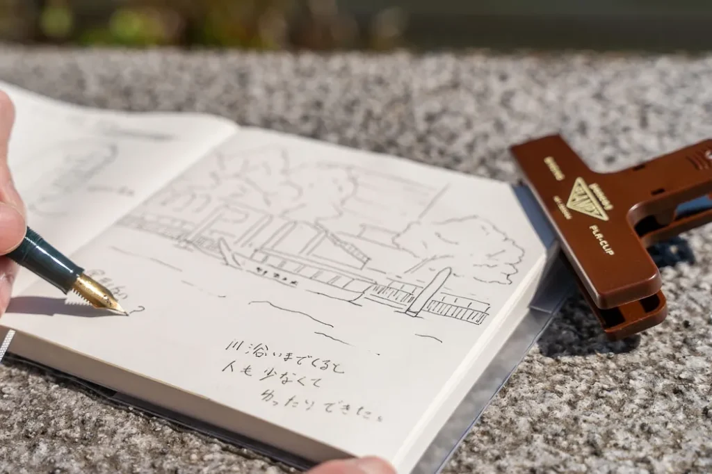 隅田川をスケッチしている様子