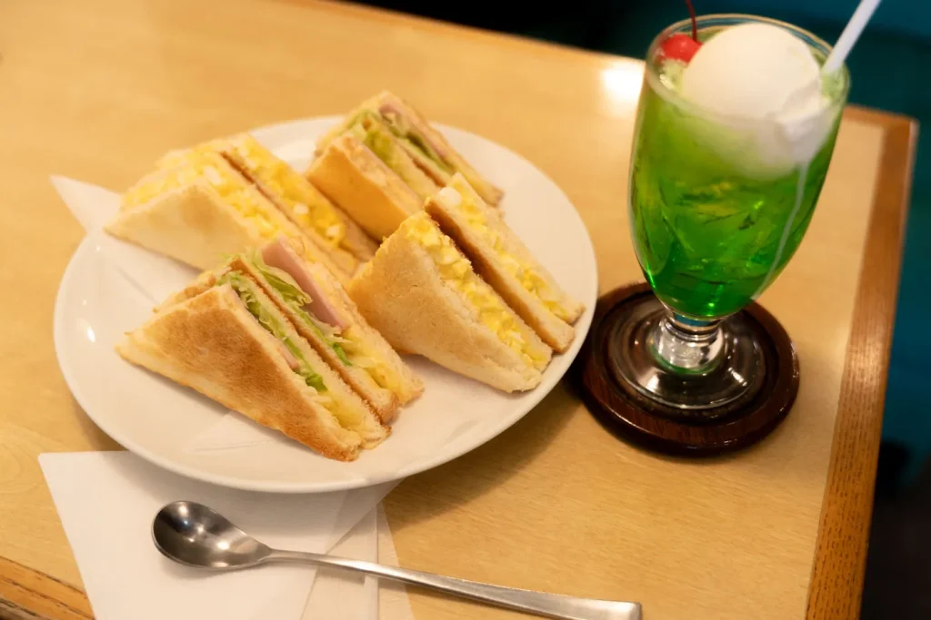 クリームソーダとホットサンドの写真