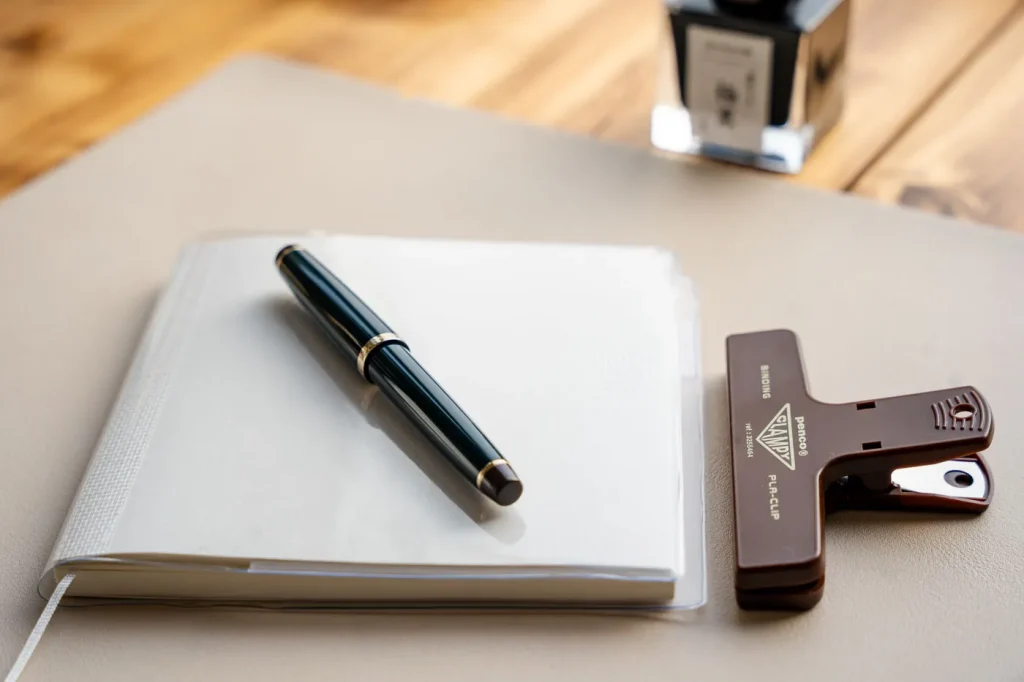 持ち物が並んだ写真