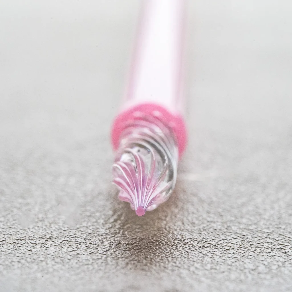 ガラスペンのペン先の溝を写した写真