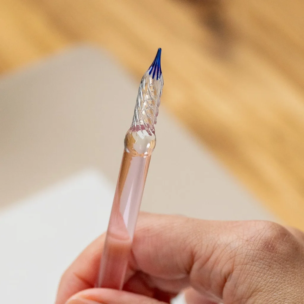 ペン先の溝がインクを保持している様子の写真