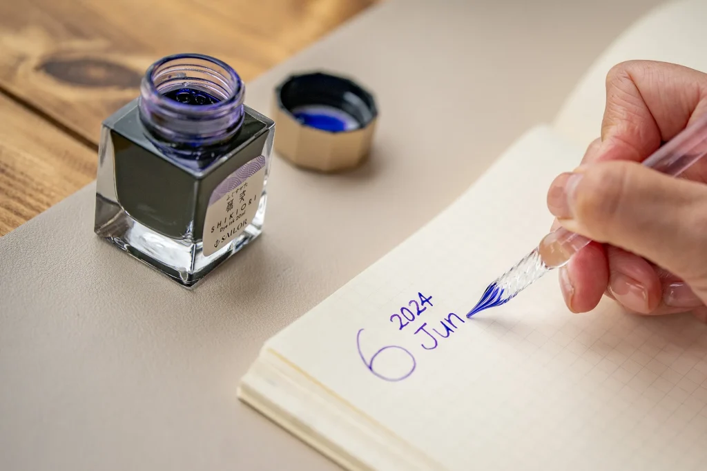 ガラスペンで筆記を行なっている写真