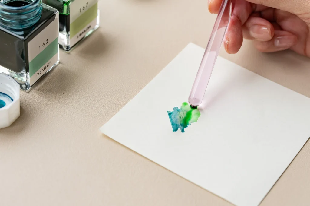 ガラスペンのお尻を使っている様子