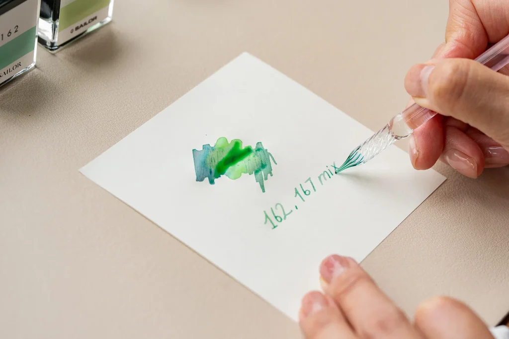 ガラスペンで文字を書いている様子