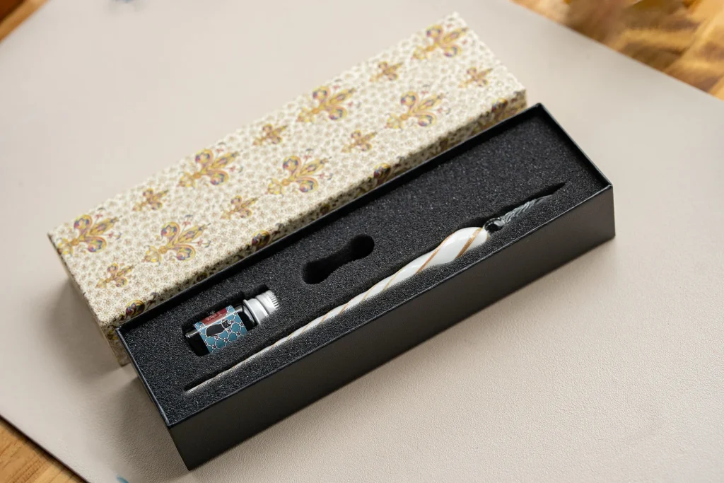 ガラスペンを購入したときのケースで保管している様子