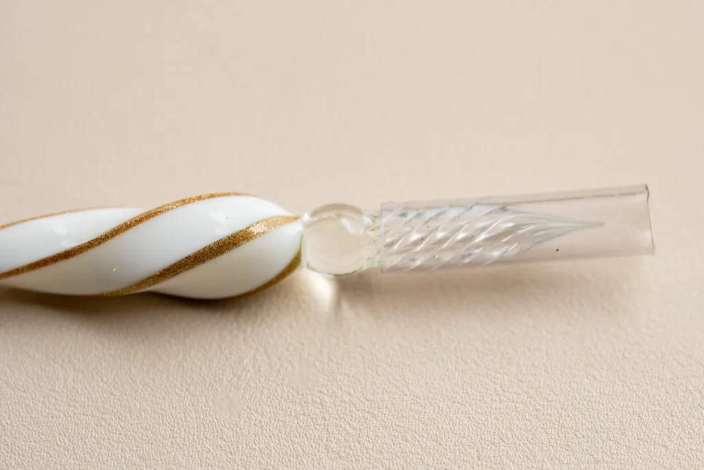 ペン先にチューブをつけてあるガラスペン