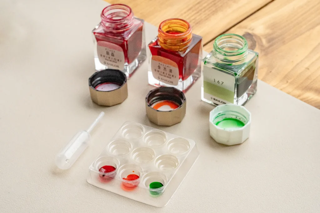 プラスチックの容器をパレットとして代用している様子