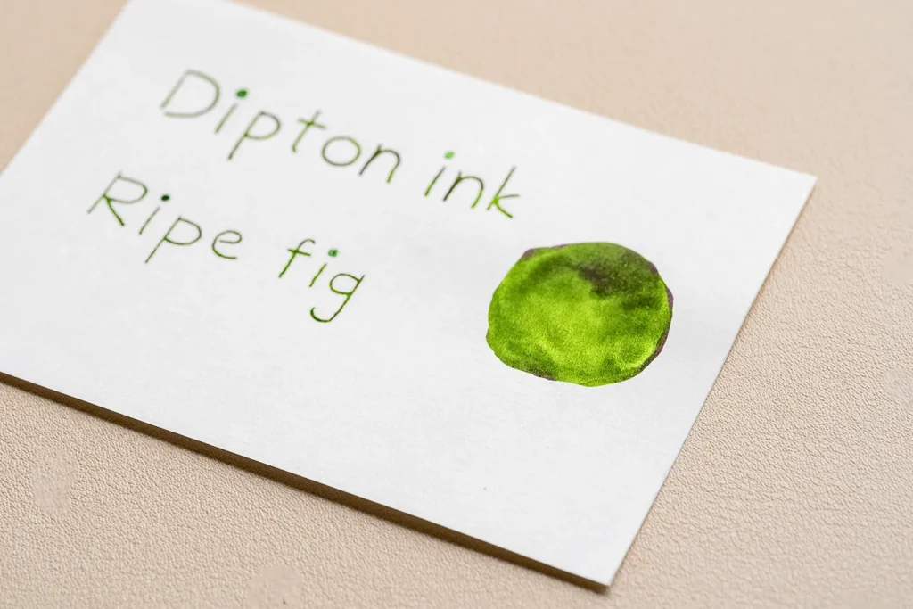 つけペン用ボトルインク Dipton　Ripe figを斜めから見た様子
