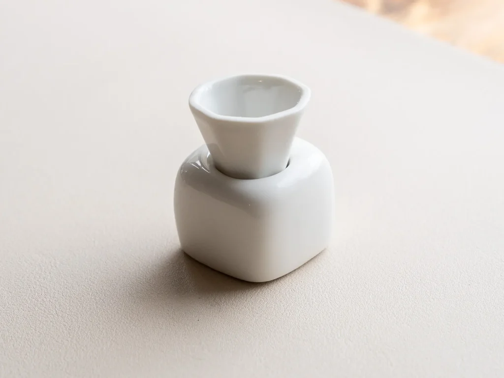 八角錘型 盛り塩用 小 約3.5cm(Seria)と歯ブラシスタンド 四角 ホワイト(DAISO)の組み合わせ