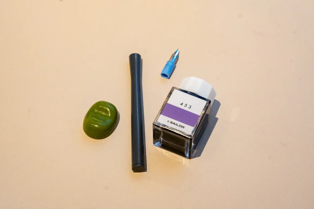 ボトルインクとペン軸、ペン先、ペン置き