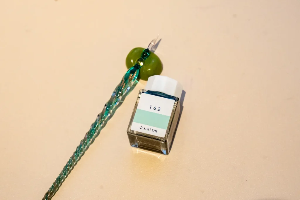 ガラスペンとボトルインク、ペン置き