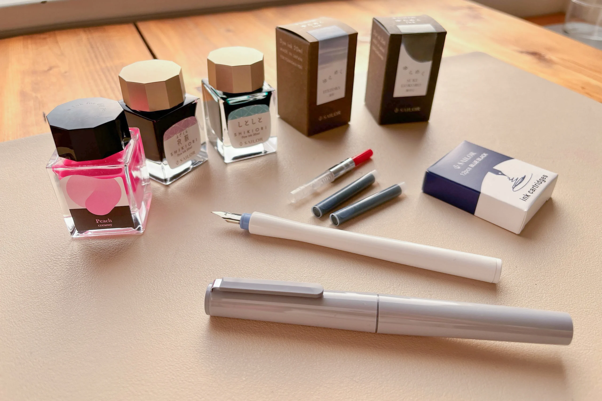 インクと筆記具が並んだ写真