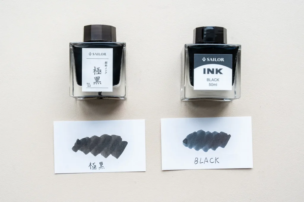 顔料インクと染料インクそれぞれを塗った様子が並んだ写真