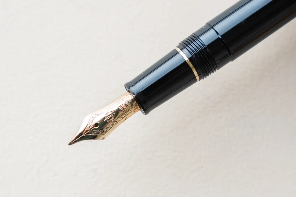 万年筆のペン先にフォーカスした写真