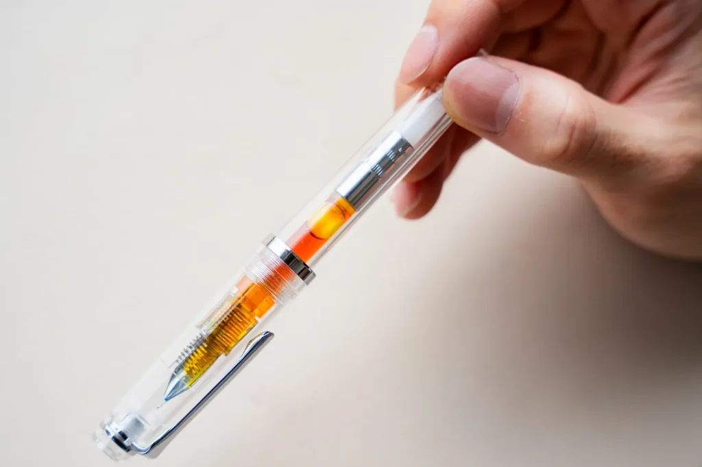 透明⁨⁩軸の万年筆にインクが入った様子の写真