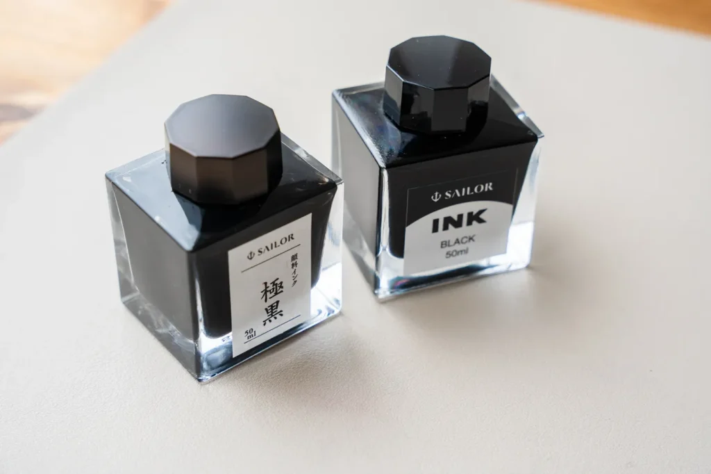 顔料インクと染料インクの黒インクが並んだ写真