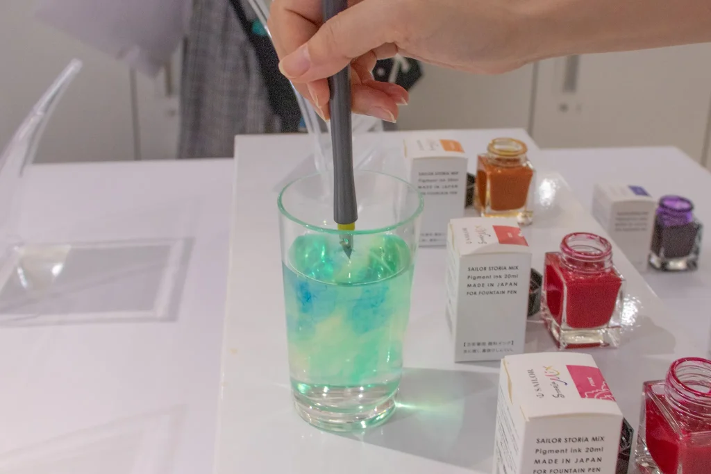 つけペンを水でゆすいでいる様子